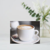 Carte Postale tasse de café latte sur la table, gros plan (Debout devant)