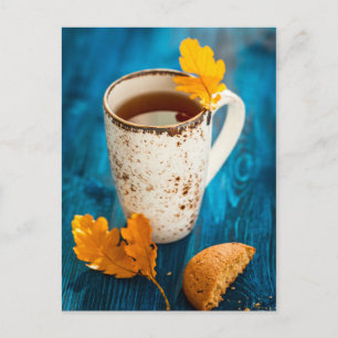 Carte Postale Tasse De Thé Et Feuilles D'Automne Sur Bois Bleu