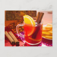 Tasse de thé transparente avec agrumes et cannelle