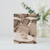 Carte Postale Tasses à café et verres sur une table de café en t (Debout devant)