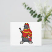 Carte Postale Taupe comme pompier avec extincteur d'incendie (Debout devant)