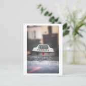 Carte Postale Taxi parisien dans la pluie (Debout devant)