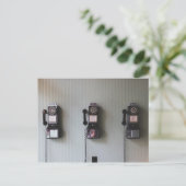 Carte Postale Téléphone vieux mur (Debout devant)