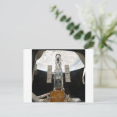 Carte Postale Télescope Hubble (Debout devant)