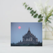 Carte Postale Temple bouddhiste au coucher du soleil (Debout devant)