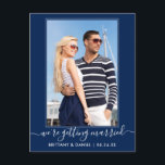Carte Postale Tendance Se Marier Bleu Marine Sauver La Date<br><div class="desc">Calligraphie moderne tendance Script Couple Photo Nous nous marions Enregistrer la date Fiançailles Carte postale - Navy Blue</div>