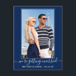 Carte Postale Tendance Se Marier Bleu Marine Sauver La Date<br><div class="desc">Calligraphie moderne tendance Script Couple Photo Nous nous marions Enregistrer la date Fiançailles Carte postale - Navy Blue</div>