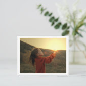 Carte Postale Tenir le soleil (Debout devant)