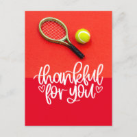 Tennis avec raquette et balles sur rouge pour Joue