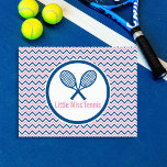 Carte Postale Tennis et design Chevron bleu et rose personnalisé<br><div class="desc">Cartes postales personnalisées avec un design de raquette de tennis personnalisé et arrière - plan à motif de chevrons bleu et rose. Les raquettes de tennis traversées en cendres sont centrées dans un cercle bleu et blanc monogrammé avec votre nom ou vos initiales. Le cercle est dressé contre un arrière...</div>