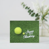 Carte Postale Tennis Joyeux anniversaire et balles sur l'herbe v (Debout devant)