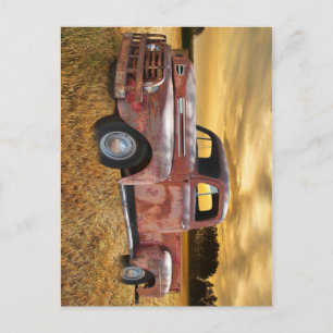 Carte Postale Terrain de ferme de camions antiques Red