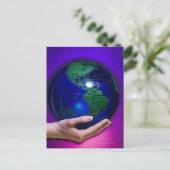 Carte Postale Terre de retenue à la main (Debout devant)