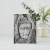 Carte Postale Tête de Bouddha en grès entourée d'un arbre (Debout devant)