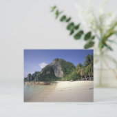 Carte Postale Thaïlande, mer d'Andaman, île de Ko Phi Phi, plage (Debout devant)