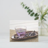 Carte Postale thé à l'herbe mallow qu'une tasse de verre contien (Debout devant)