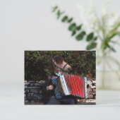 Carte Postale The accordian player postcard (Debout devant)