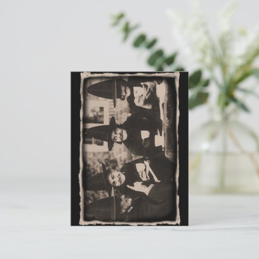 Carte Postale Thé Party des Sorcières – vieux noir/blanc (Debout devant)