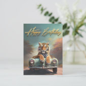 Carte Postale Tigre assis sur une voiture de sport Joyeux annive (Debout devant)