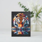 Carte Postale Tigre regardant la réflexion dans l'eau (Debout devant)