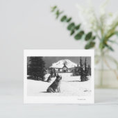 Carte Postale Timberline Lodge et "Lady" le propriétaire (Debout devant)