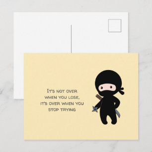 Carte Postale Tiny Ninja Holding Throwing Star sur Citation jaun
