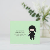 Carte Postale Tiny Ninja Holding Throwing Star sur Citation vert (Debout devant)
