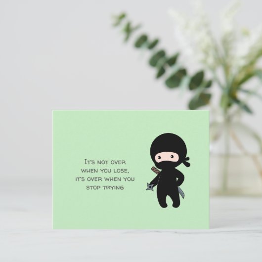 Carte Postale Tiny Ninja Holding Throwing Star sur Citation vert (Debout devant)