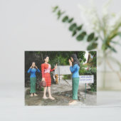 Carte Postale Tirer Les Visages Derrière Le Dos (Debout devant)