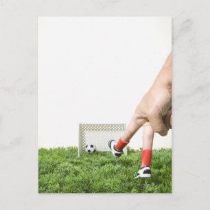 Carte Postale Tirer un ballon de football avec un doigt imitant