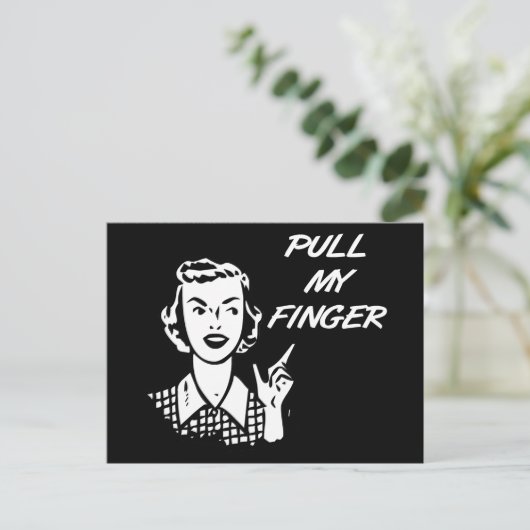 Carte Postale Tirez mon doigt Rétro ménagère B&W (Debout devant)