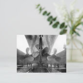 Carte Postale Titanic dans le dock sec, 1910 (Debout devant)