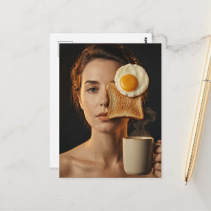 Carte Postale Toast de petit-déjeuner surréaliste femme avec œuf