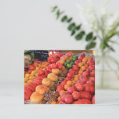 Carte Postale Tomates sur un marché français (Debout devant)