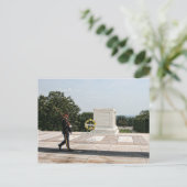 Carte Postale Tombe du soldat inconnu (Debout devant)