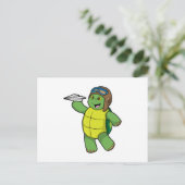 Carte Postale Tortue en pilote avec avion en papier (Debout devant)