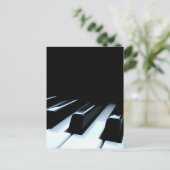 Carte Postale Touches de piano noir et blanc (Debout devant)
