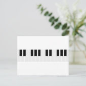 Carte Postale touches piano (Debout devant)