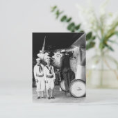 Carte Postale Touching Up Spirit of St Louis : 1927 (Debout devant)