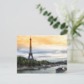 Carte Postale Tour Eiffel (Debout devant)