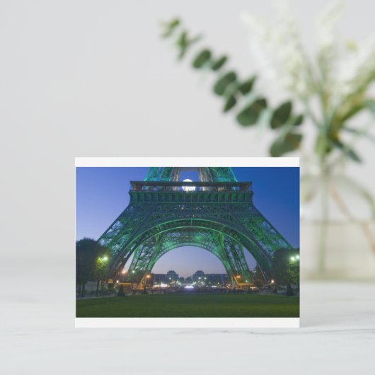 Carte Postale Tour Eiffel (Debout devant)