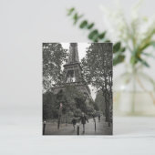 Carte postale Tour Eiffel (Debout devant)