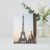 Carte Postale tour eiffel 3 (Debout devant)