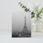 Carte Postale Tour Eiffel dans la brume (Debout devant)