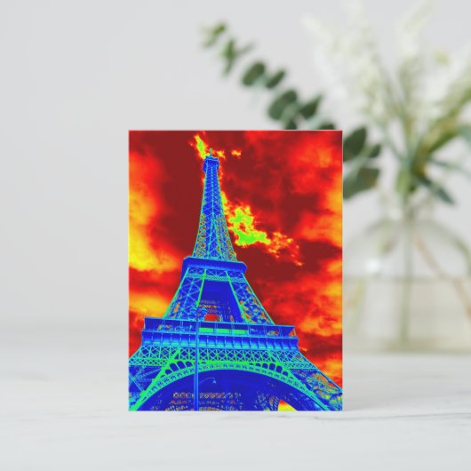Carte Postale tour eiffel en feu (Debout devant)