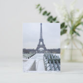 Carte Postale Tour Eiffel en hiver 3 (Debout devant)