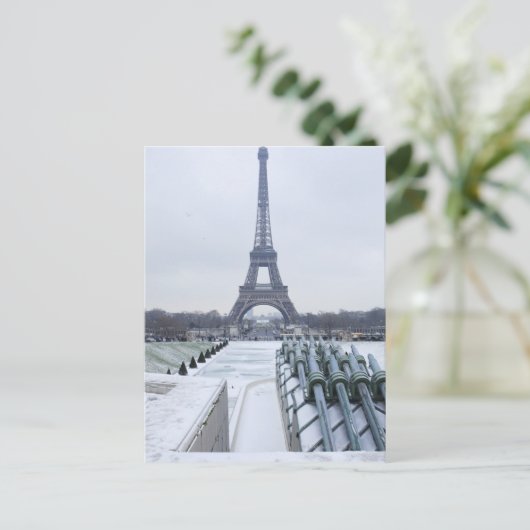 Carte Postale Tour Eiffel en hiver 3 (Debout devant)