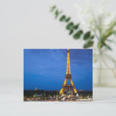 Carte Postale Tour Eiffel en soirée (Debout devant)