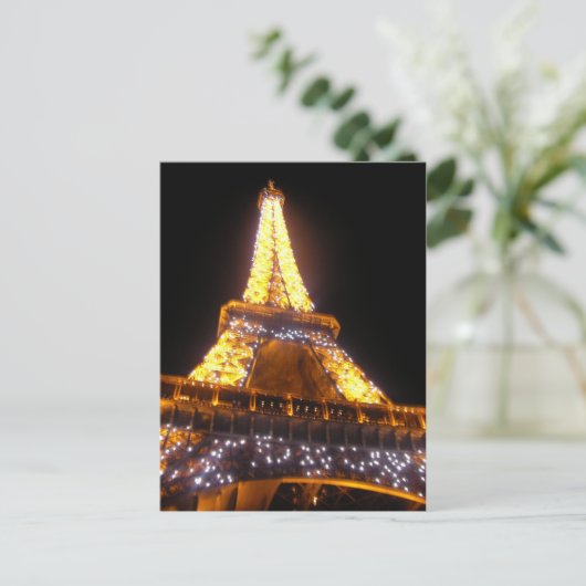 Carte Postale Tour Eiffel en soirée (Debout devant)