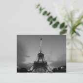 Carte Postale Tour Eiffel noir et blanc à Paris Nuit en ville (Debout devant)